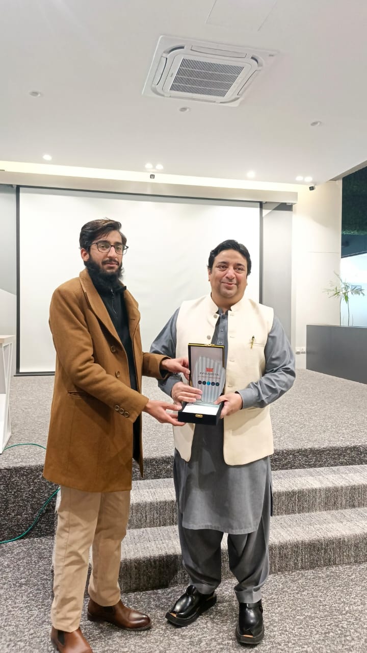 Muhammad Usama Ghazi receiving the Innovista Award shield